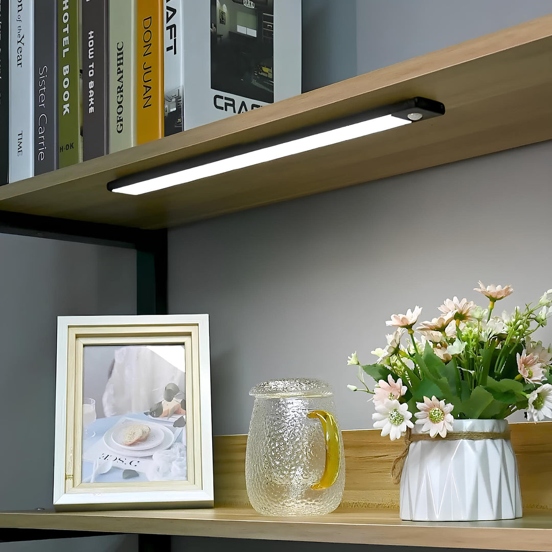Vielseitige AuraStrip LED-Leuchte, kabellos, magnetisch, mit Bewegungssensor für Innenbereiche.