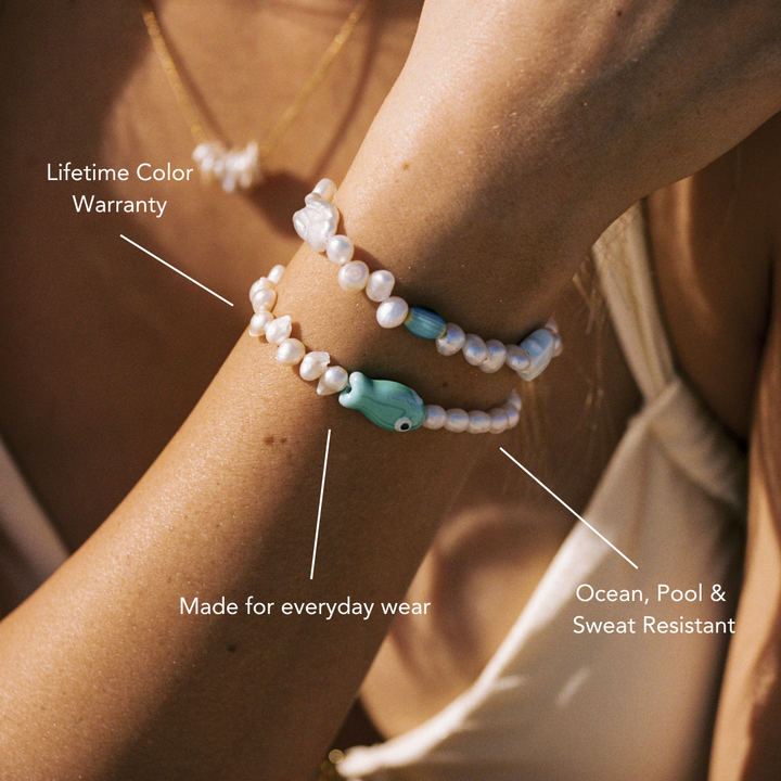 Maritimes Gold Armband für Damen, mit filigranem Fisch & echten Süßwasserperlen. Wasserfester Edelstahlschmuck.