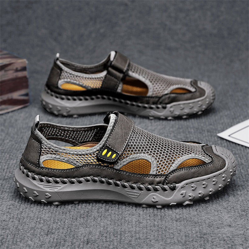 Atmungsaktive Herren Outdoorsandalen mit geschlossener Spitze & weicher Sohle für optimalen Gehkomfort.