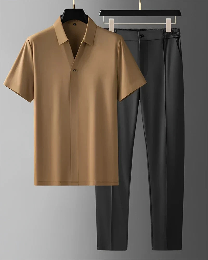 Kurzarm Polohemd aus dem eleganten Herren Zweiteiler Set, atmungsaktiv & bequem für warme Tage.