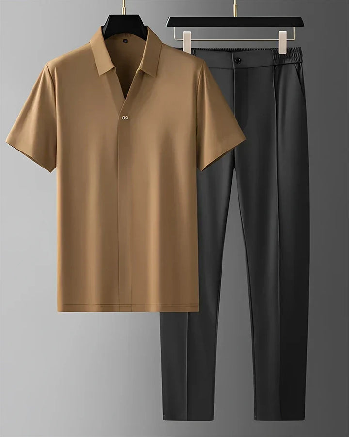 Kurzarm Polohemd aus dem eleganten Herren Zweiteiler Set, atmungsaktiv & bequem für warme Tage.