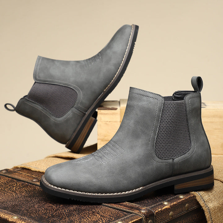 Dunkelbraune Chelsea Stiefel für Herren, schnürlos & bequem, perfekte Ergänzung für elegante & legere Outfits.