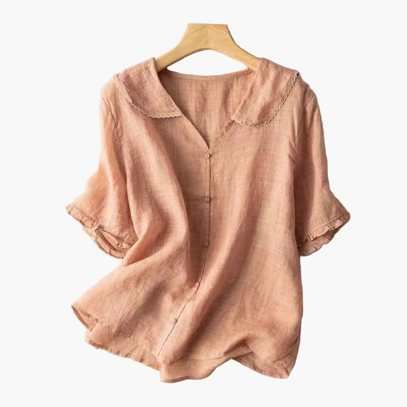 Sommerliche Damenbluse im Vintage-Stil mit Bubikragen, kurzen Ärmeln und bequemer Passform für Alltag & Büro.