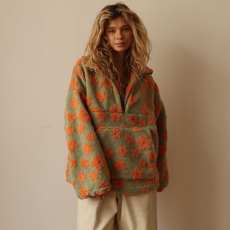 Frau trägt stilvollen Damen Blumen Pullover im Herbst-Outfit für einen entspannten Alltagslook.