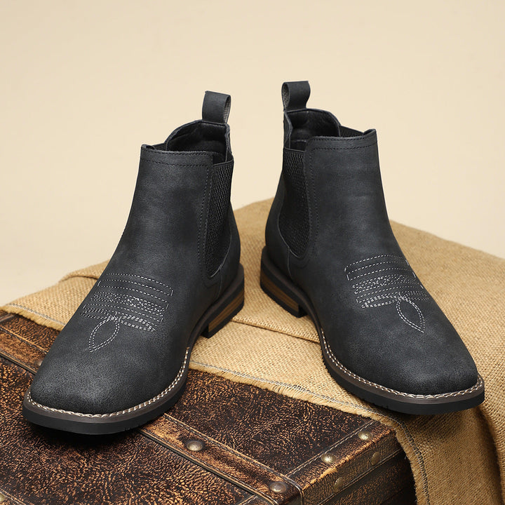 Bequeme & elegante Herrenschuhe: klassische braune Chelsea Stiefel mit optimaler Passform und hohem Tragekomfort.