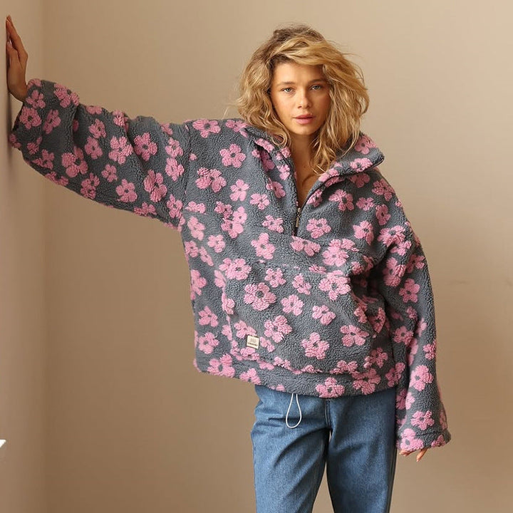 Nahaufnahme des Blumenmusters auf dem Damen Pullover, ideal für eine gemütliche Herbstmode.