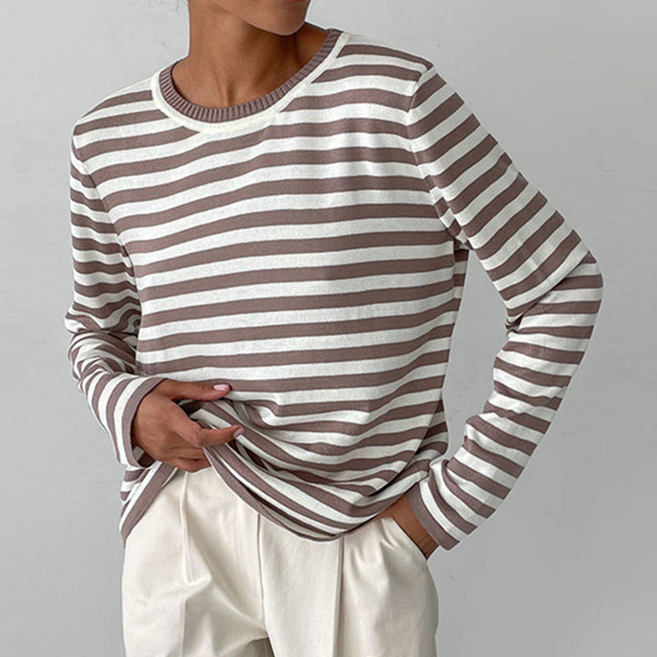 Frau trägt elegantes Damen Langarm Stricktop mit lockerem Fall; ideal für Freizeit & Layering.