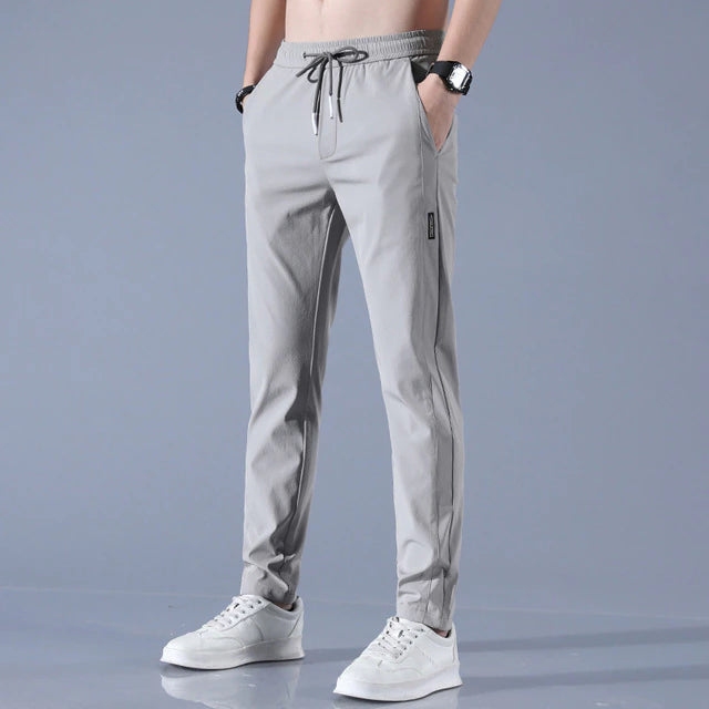 Vielseitige Herren Freizeithose, Tapered Fit, elastischer Bund. Bietet Komfort und Stil für den Herbst.