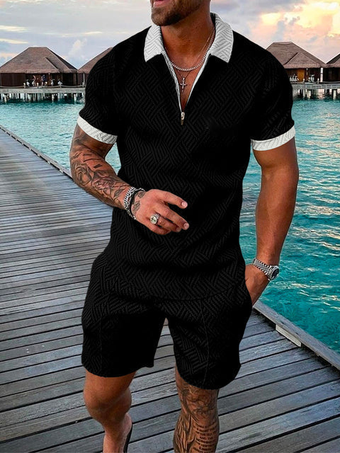 Komfortables Herren Sommerset mit lockerem T-Shirt und passenden Shorts für entspannte Tage.