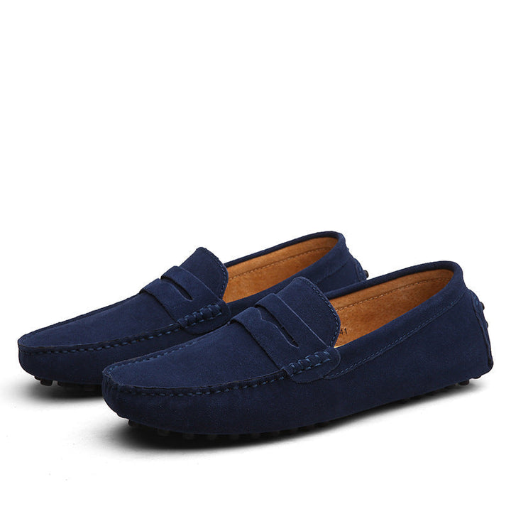 Nahaufnahme der Textur eleganter Herren Loafers, hochwertiges Material, perfekte Frühlingsschuhe.