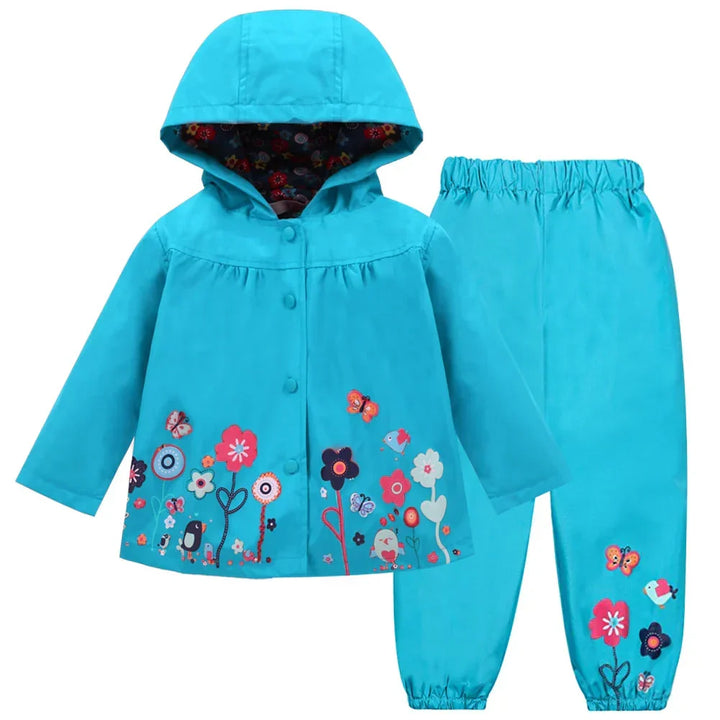 Robustes, wetterfestes Kinder Regenjacken Set Liora, wasser- & winddicht. Bunte Outdoor-Bekleidung für Spielplatz-Spaß.