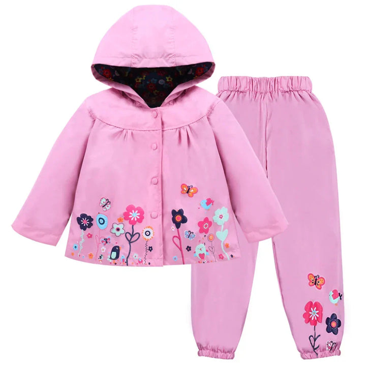Hochwertiges Kinder Regenjacke Set Liora, wasser- & winddicht. Kapuzenjacke & Regenhose für maximalen Schutz beim Outdoor-Spiel.