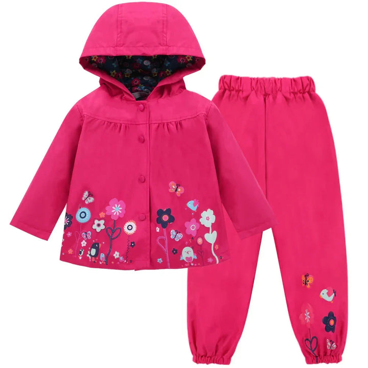 Detailaufnahme des wasserdichten & winddichten Kinder Regenjacken Sets Liora: Jacke, Hose & Kapuze. Ideale Kinderbekleidung.