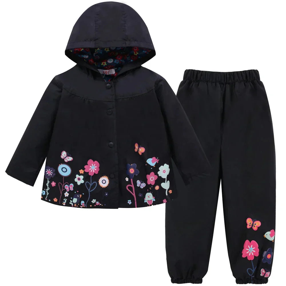 Praktisches Kinder Regenbekleidungsset Liora: Winddichte Jacke mit Kapuze & wasserdichte Hose. Perfekt für nasses Wetter.