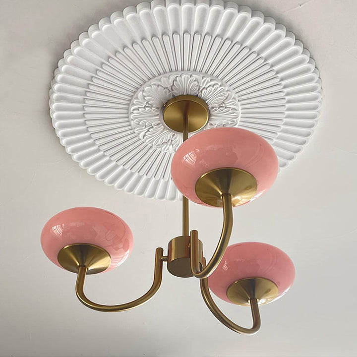 Goldfarbene Deckenlampe, 5-flammig, mit klaren Glas-Kugeln; modernes Licht für hohe Räume.