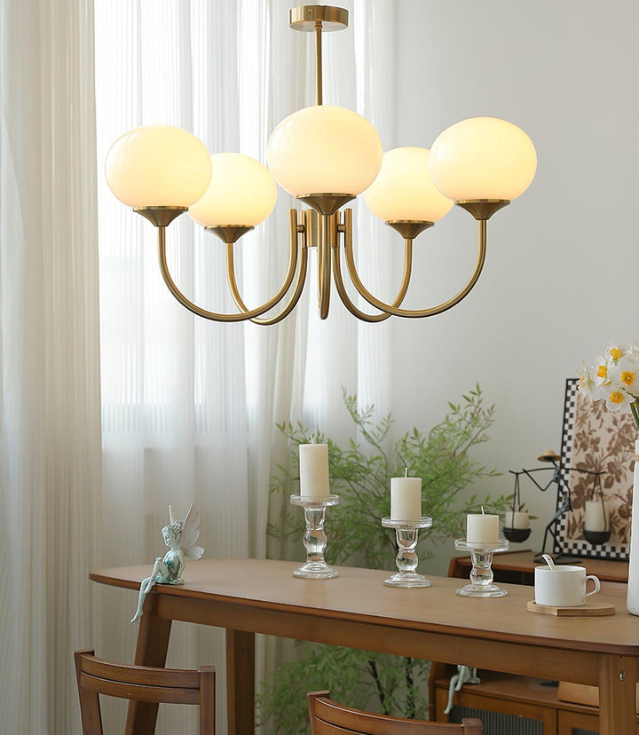 AuroraLux LED Kronleuchter, Gold, elegante Innenbeleuchtung mit Glasdetails.