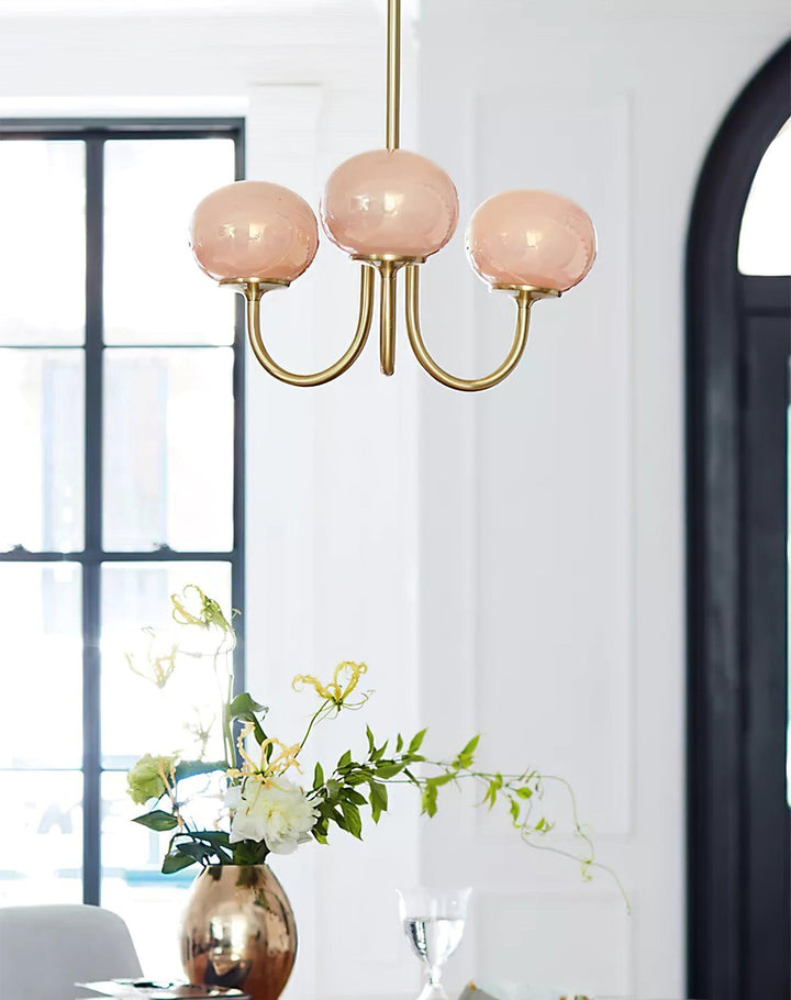 Gold-Kronleuchter, Gesamtansicht in einem modernen Wohnzimmer; integrierte Raumbeleuchtung.