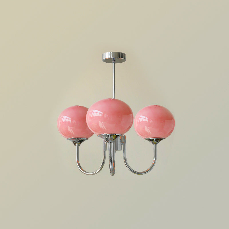 Roségoldener moderner Kronleuchter mit runden Glas-Lampenschirmen; zeitgemäßes Design.