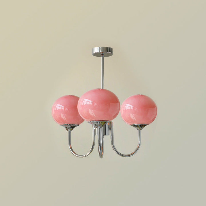 Roségoldener moderner Kronleuchter mit runden Glas-Lampenschirmen; zeitgemäßes Design.