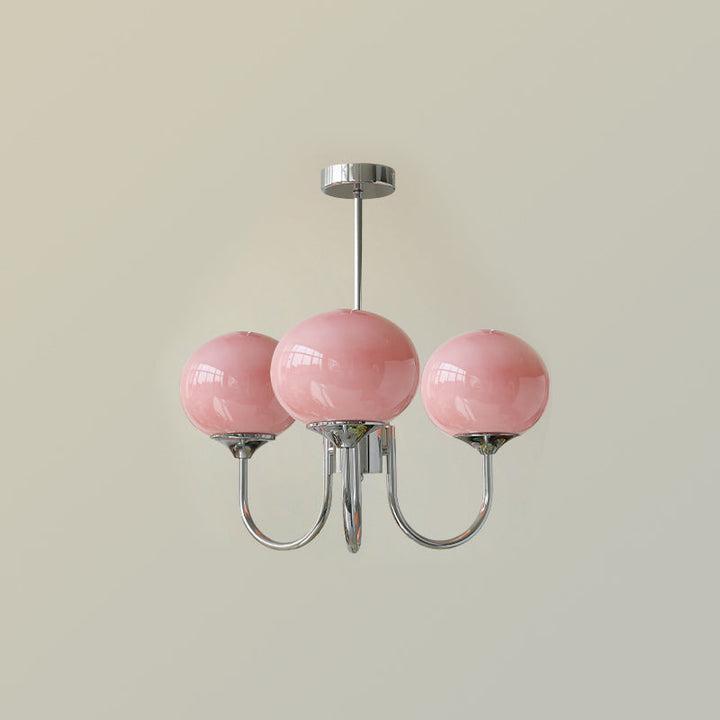 Roségoldene Deckenlampe mit Glas-Lampenschirmen; ausgeschaltet als dekoratives Element.