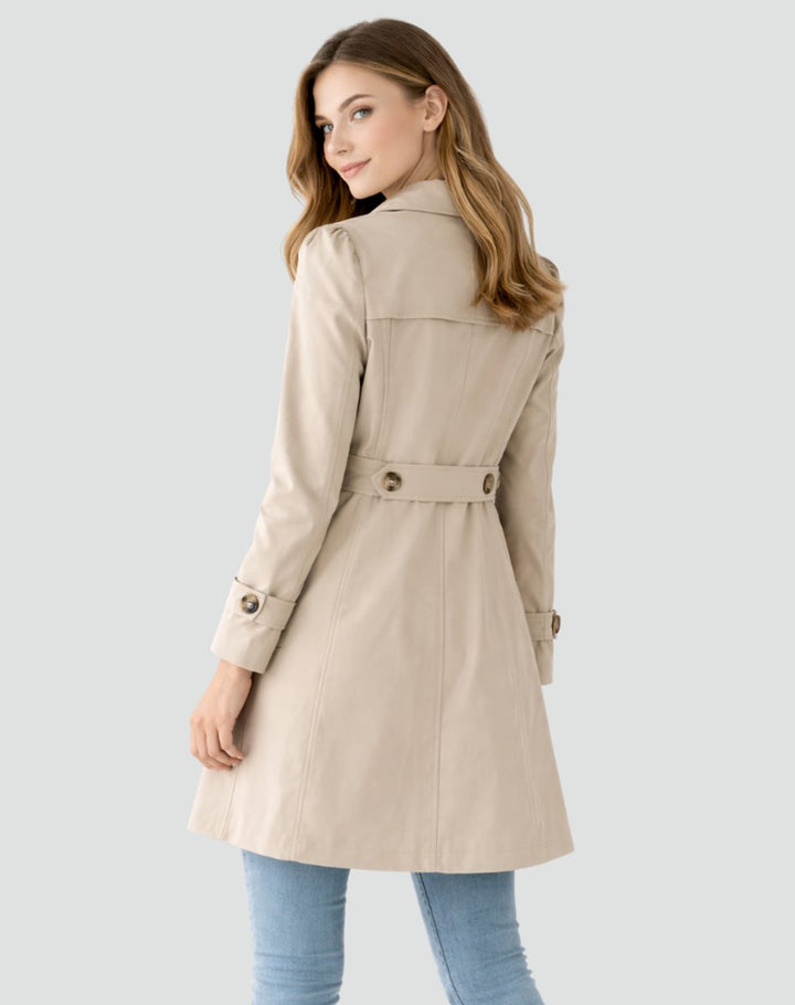 Moderner, mittellanger Damen Trenchcoat, zweireihig, mit Gürtel. Eleganter Schnitt für eine stilvolle Silhouette.