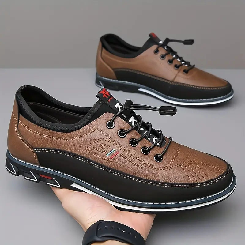 Ein Paar schwarze Herren Komfort Sneakers, atmungsaktiv, rutschfest & bequem für den Alltag.