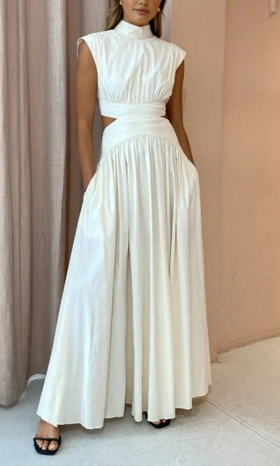 Elegantes, fließendes Damen Maxikleid in Weiß, ärmellos mit hohem Ausschnitt, perfekt für festliche Anlässe.
