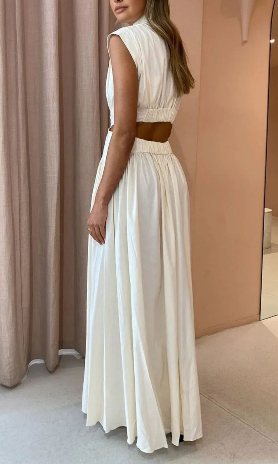 Ärmelloses, elegantes Damen Abendkleid / Partykleid in Schwarz. Fließendes Maxikleid mit hohem Ausschnitt.