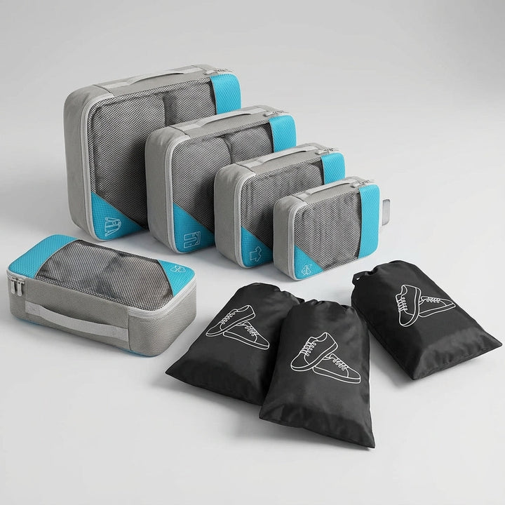 Organisierte Koffer mit LiteCube Packwürfeln: Platzsparendes Set hält Kleidung ordentlich auf Reisen.