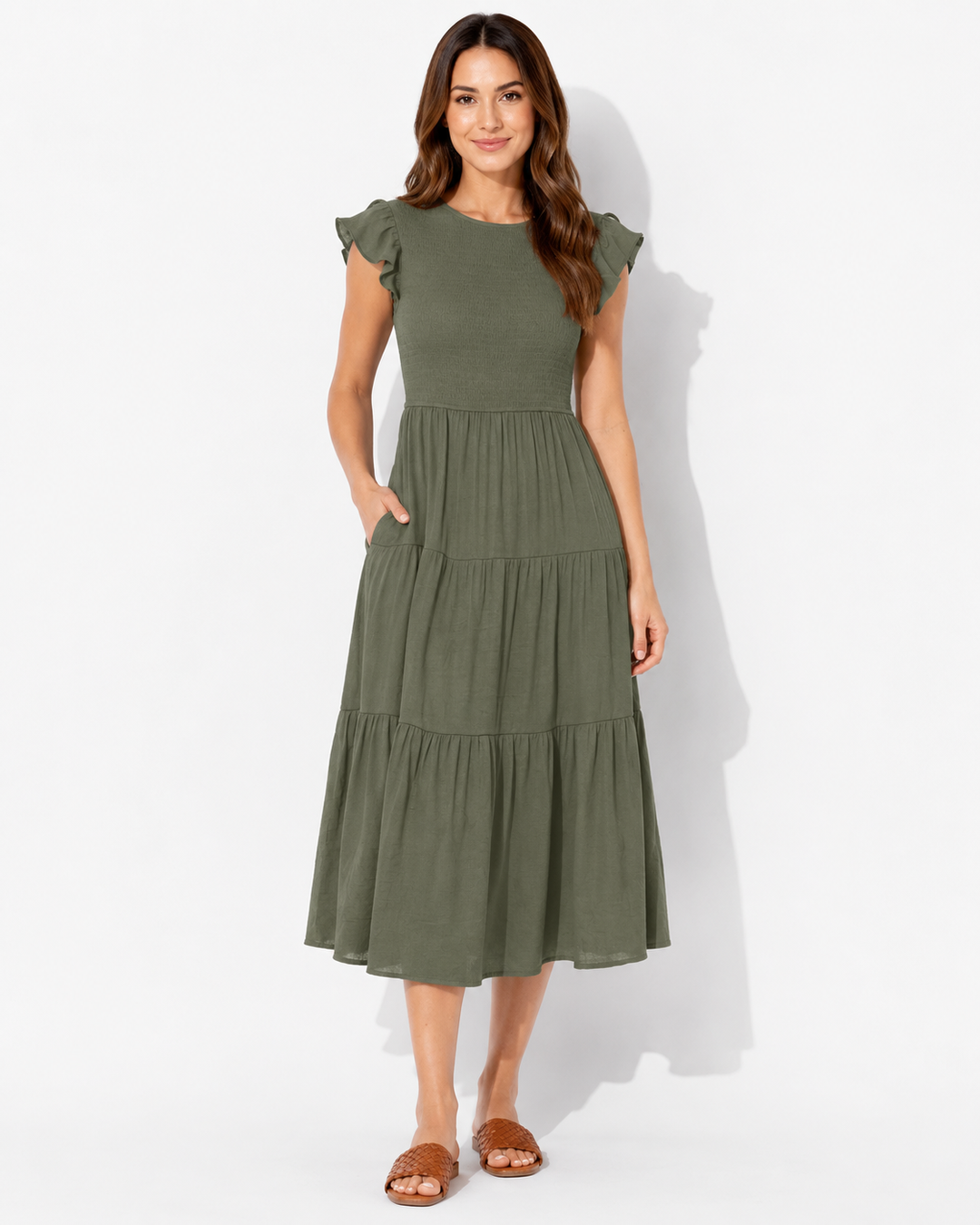 Elegantes, raffiniertes Damenkleid mit bauchbedeckendem Effekt. Ein modisches Sommerkleid für stilvolle Frauen.