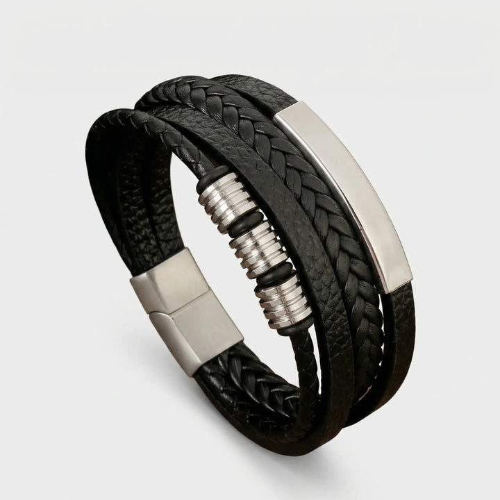 Seth Vintage Herren Armband, mehrlagig geflochten in Schwarz, mit Goldakzenten und sicherem Magnetverschluss.
