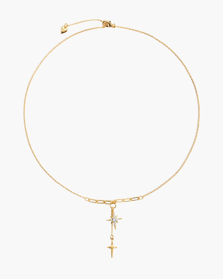 Detailaufnahme der eleganten Sternen Halskette für Damen. Wasserdichtes Edelstahl-Design in Goldoptik.