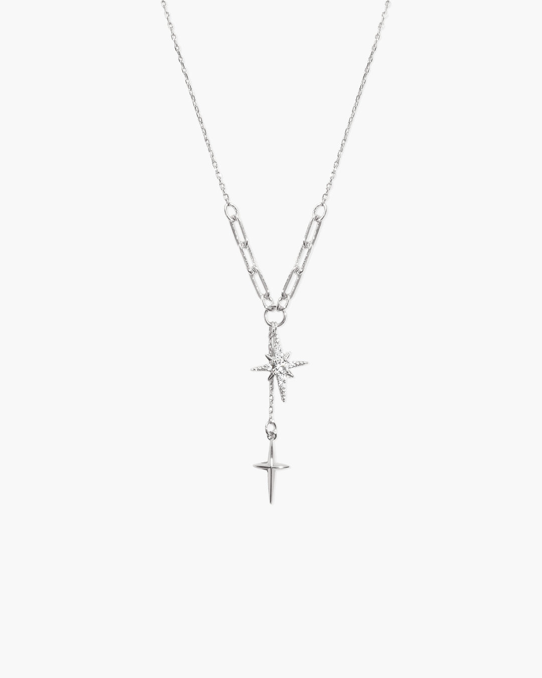 Damen trägt elegante, wasserfeste Sternen Halskette aus Edelstahl. Hypoallergener Goldschmuck, perfekt für Alltag.