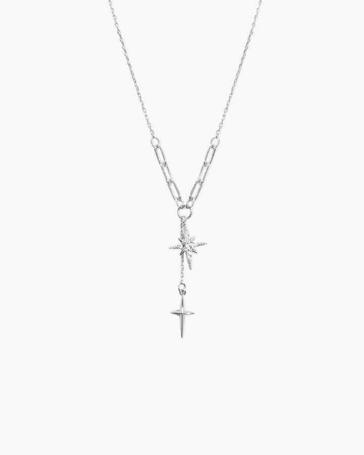 Damen trägt elegante, wasserfeste Sternen Halskette aus Edelstahl. Hypoallergener Goldschmuck, perfekt für Alltag.