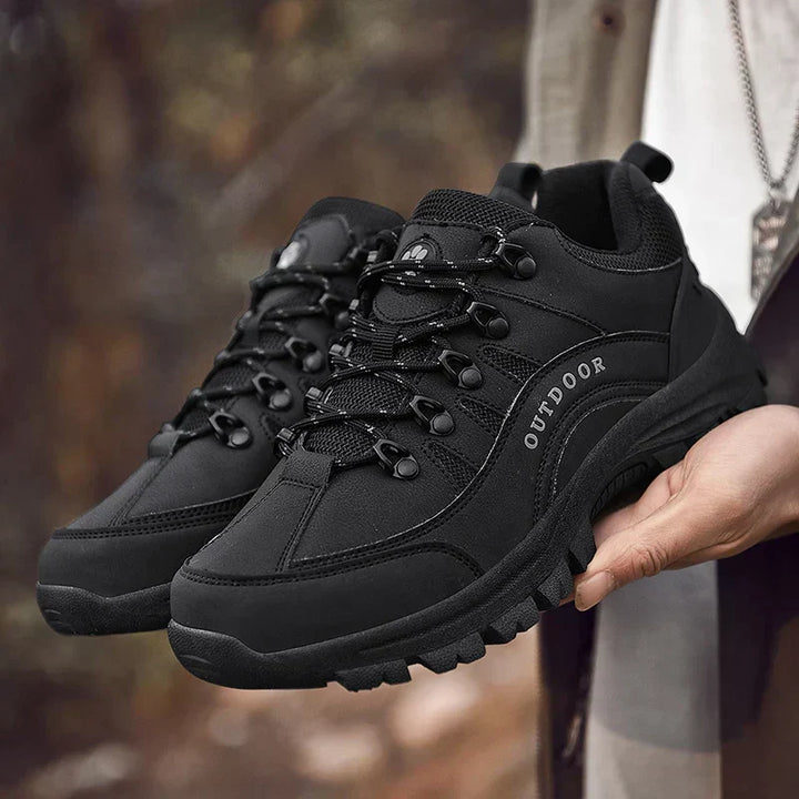 Herren Wanderschuhe im Einsatz, bieten zuverlässigen Grip & Komfort auf steinigen Wanderwegen.