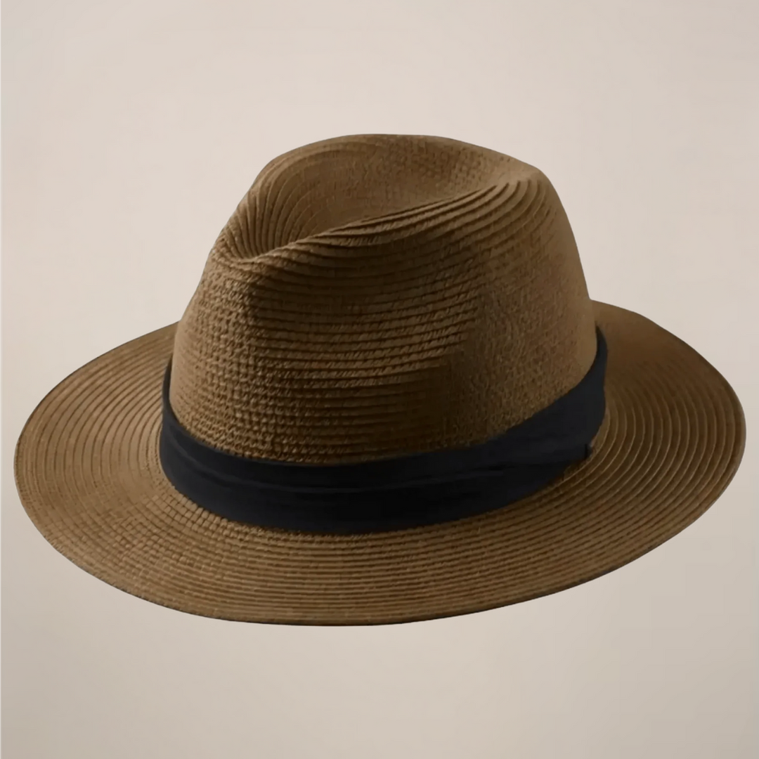 Mann trägt klassischen Herren Panama-Hut mit breiter Krempe. Eleganter Freizeithut für Sommer & Reisen.