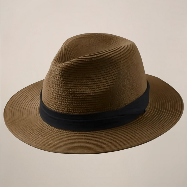 Mann trägt klassischen Herren Panama-Hut mit breiter Krempe. Eleganter Freizeithut für Sommer & Reisen.