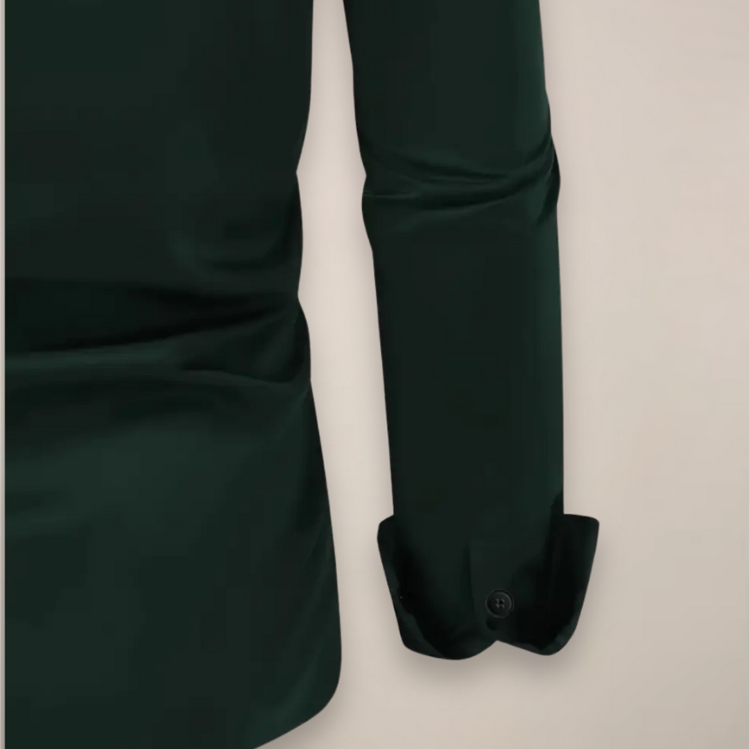 Mann im stilvollen Slim-Fit Business Hemd, strahlt Eleganz und Selbstbewusstsein aus. Perfektes Büro Outfit.