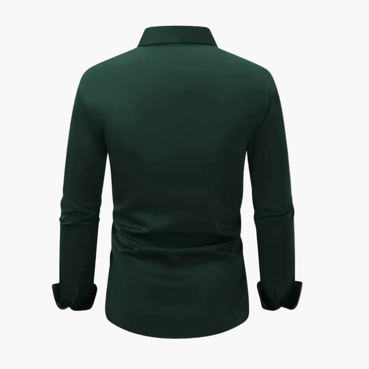 Ganzer Körper: Mann trägt elegantes Slim-Fit Herren Hemd, ideal für Business, Büro Outfits und formelle Anlässe.