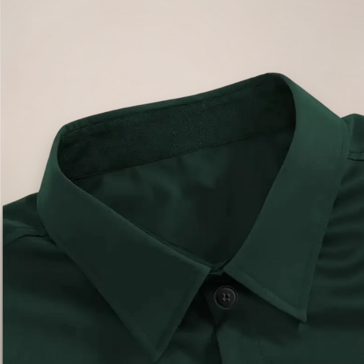 Detailaufnahme eines modernen Herren Slim-Fit Hemdes, unterstreicht die feine Verarbeitung und perfekte Passform.