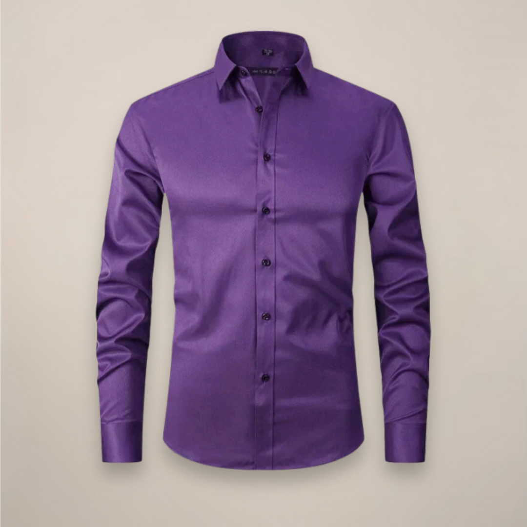 Nahaufnahme: Knopfleiste und feiner Stoff des eleganten Herren Langarmhemds, Regular Fit. Qualität spürbar.