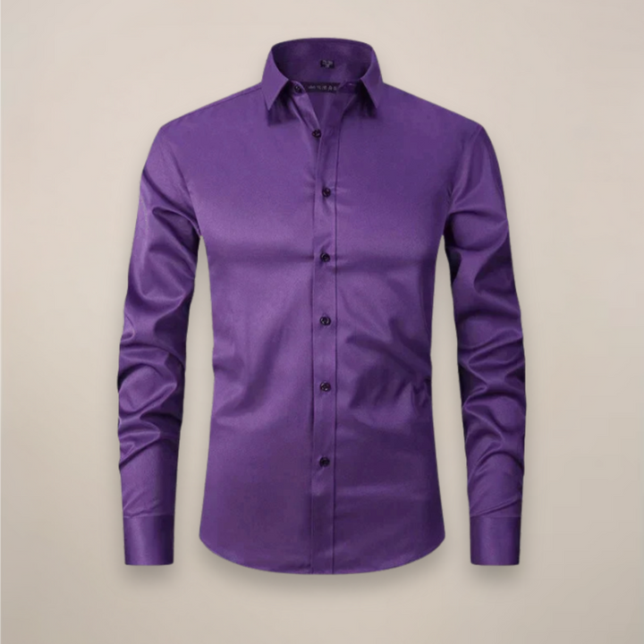 Nahaufnahme: Knopfleiste und feiner Stoff des eleganten Herren Langarmhemds, Regular Fit. Qualität spürbar.