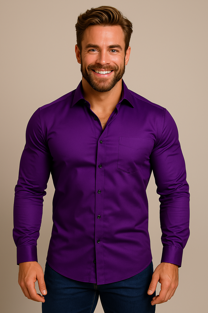 Herren Langarmhemd, Regular Fit, kombiniert mit Business-Hose. Zeigt den professionellen, eleganten Büro-Look.