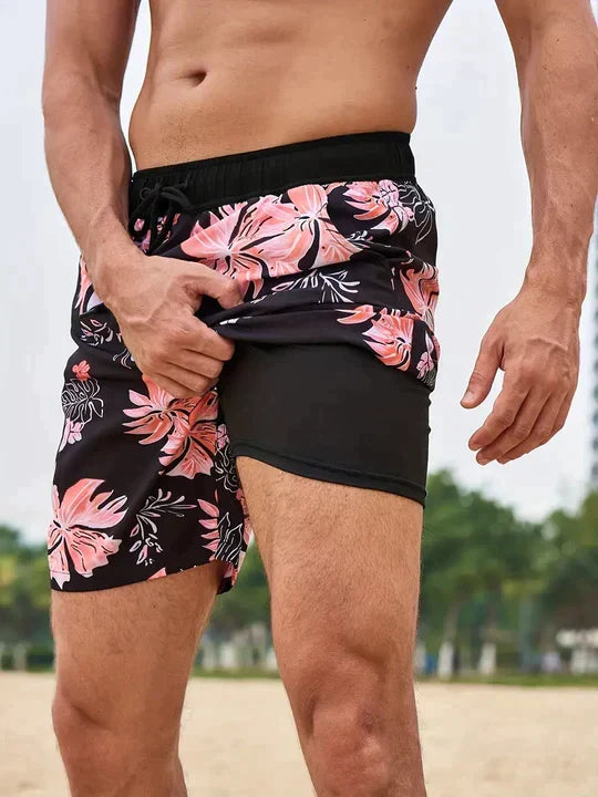 Bunte Herren Badehose, schnelltrocknend, mit fröhlichem tropischem Muster für sonnige Tage.