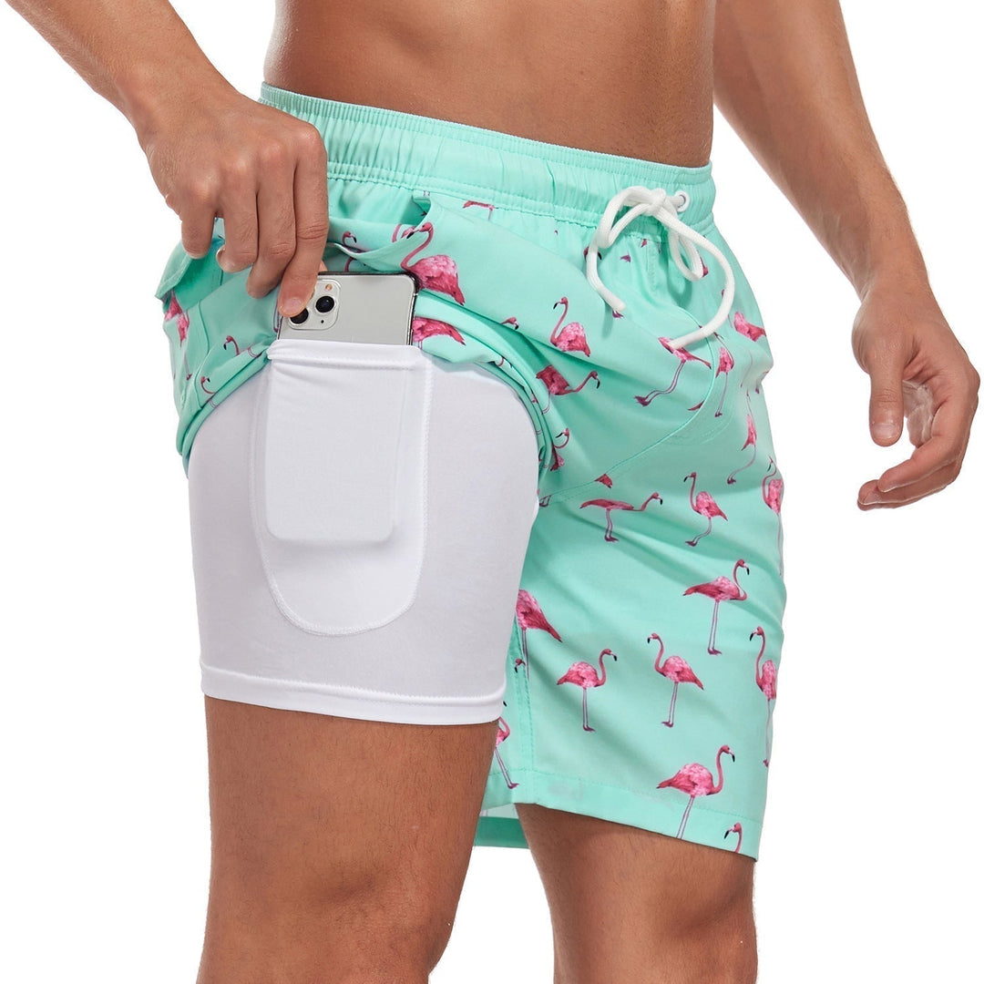 Elastische Herren Badehose, schnelltrocknend, mit tropischem Palmenmuster für optimale Bewegungsfreiheit.