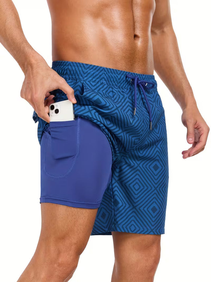 Hochwertige Herren Badehose, schnelltrocknend, mit detailreichem tropischem Palmenmuster.
