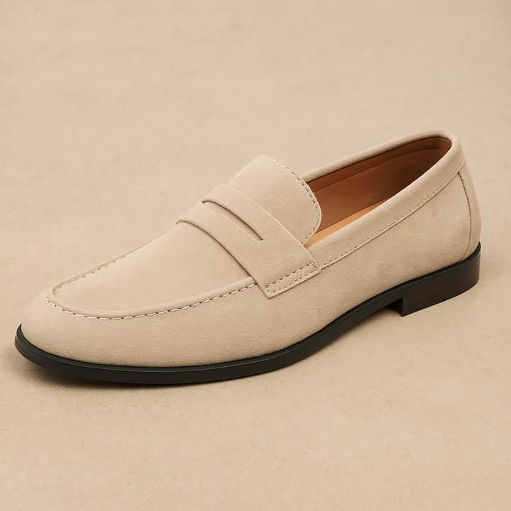 Bronzefarbene Herren Loafer, elegante Slipper für Business Casual Outfits, vereinen Männermode und Komfortgefühl.