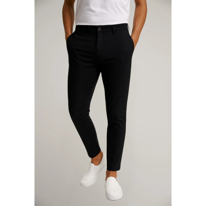 Schwarze Slim Fit Herrenhose, formell und bequem, essentiell für jede Business-Garderobe.
