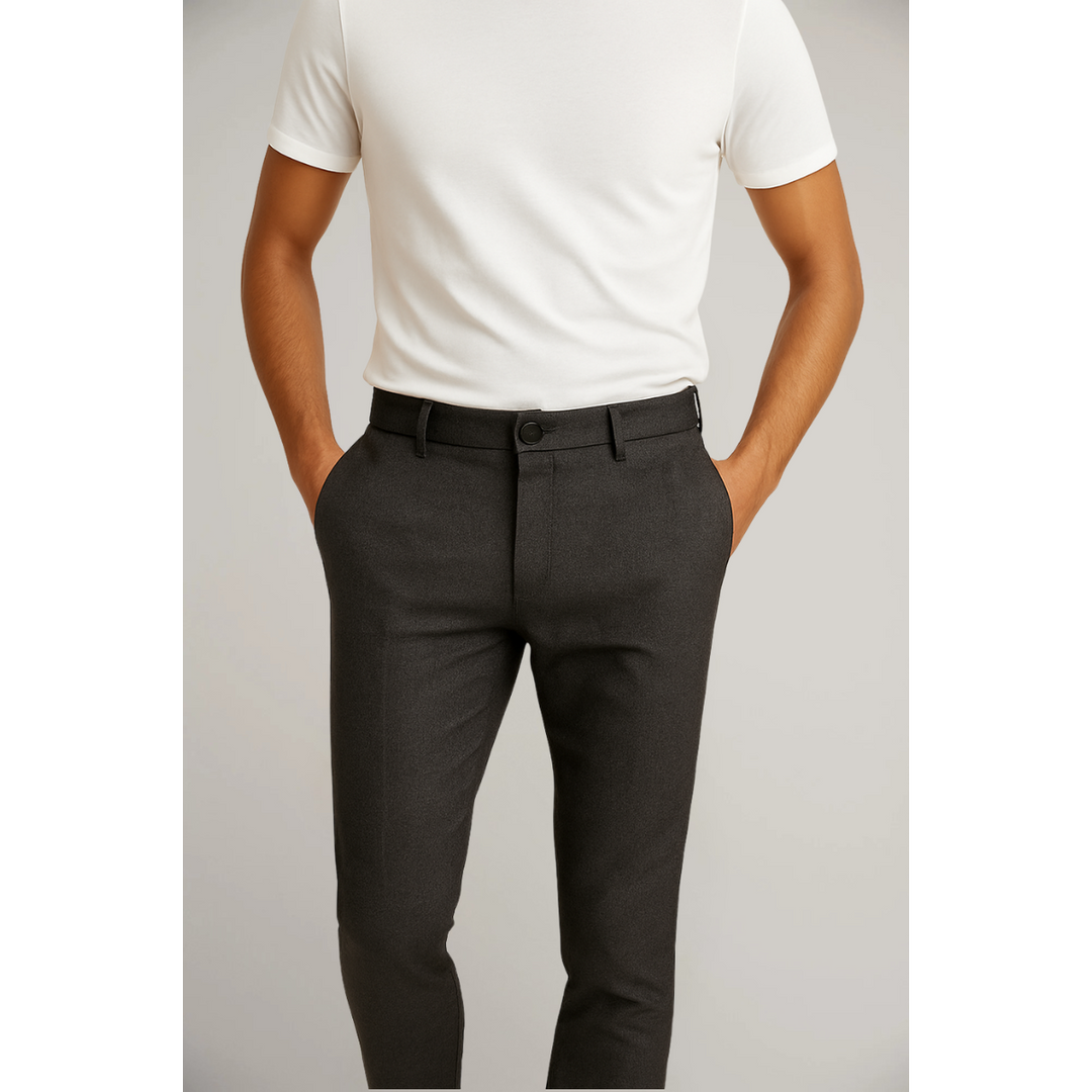 Rückseite der eleganten Anzughose, mit dezenten Gesäßtaschen, für einen makellosen Look.