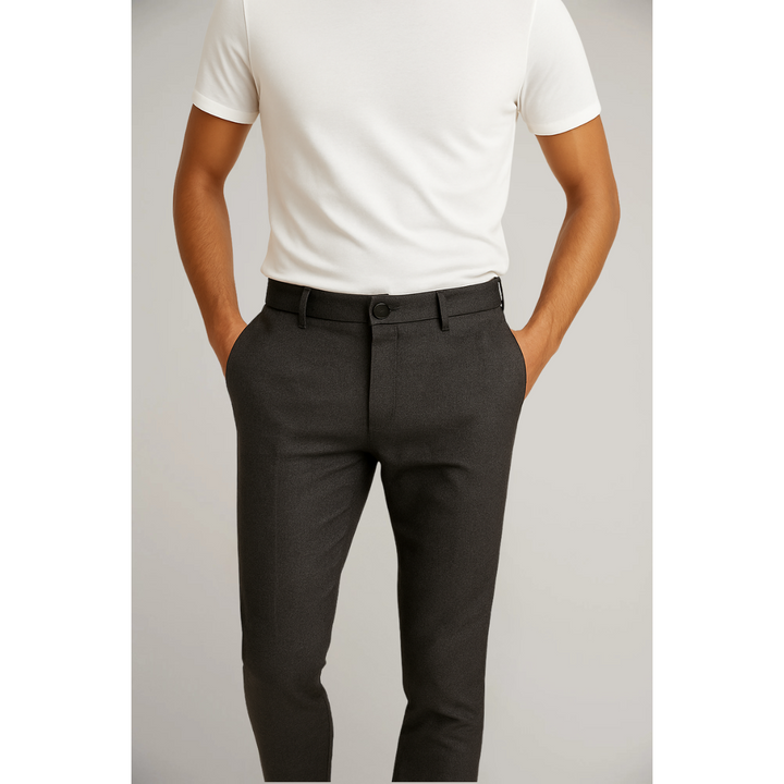 Rückseite der eleganten Anzughose, mit dezenten Gesäßtaschen, für einen makellosen Look.